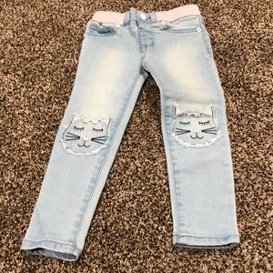 Jeans with kitten knees
